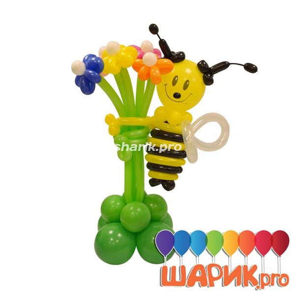 Пчелка на полянке из шариков